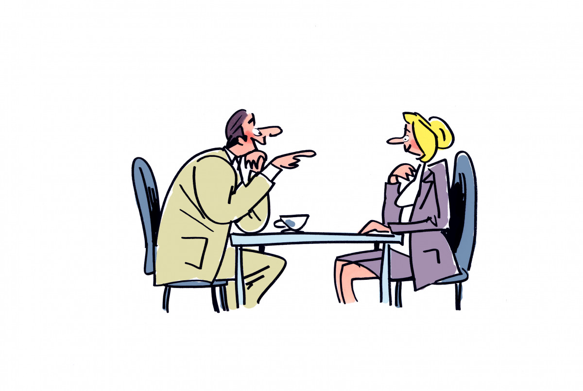 Ein Mann und eine Frau im Gespräch am Tisch